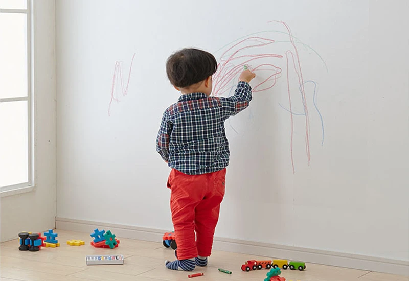 きれいに落ちる？　壁紙の落書きを消す方法