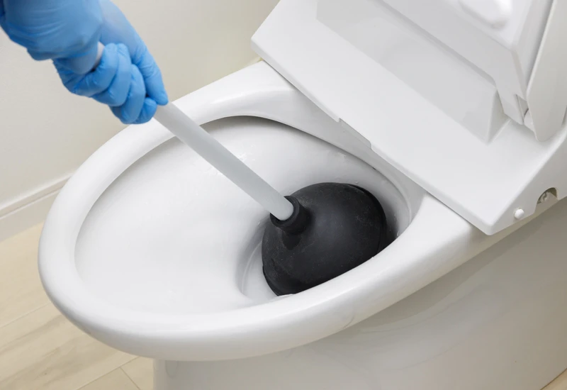トイレが詰まったときの正しい直し方